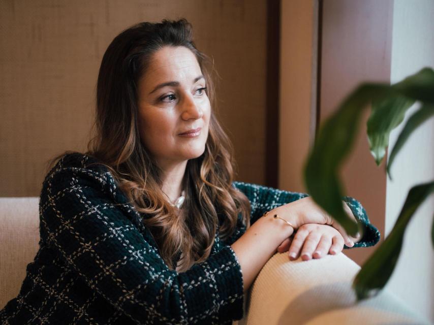 La diseñadora de joyas Elena Vicente en una de las estancias del Hotel Princesa Plaza Madrid.