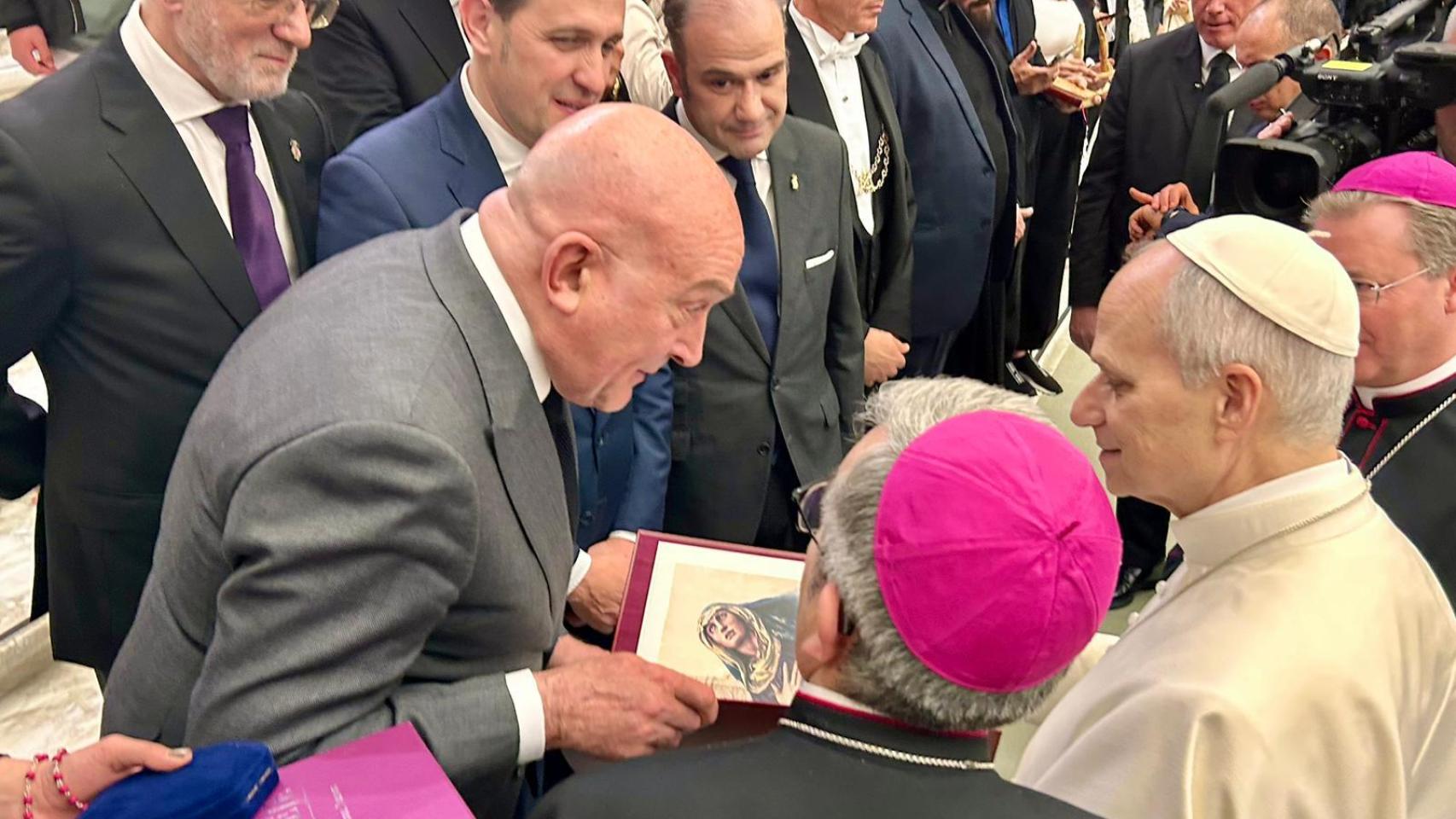 Jesús Julio Carnero junto al Papa León XIV en una audiencia en Roma este miércoles 11 de febrero