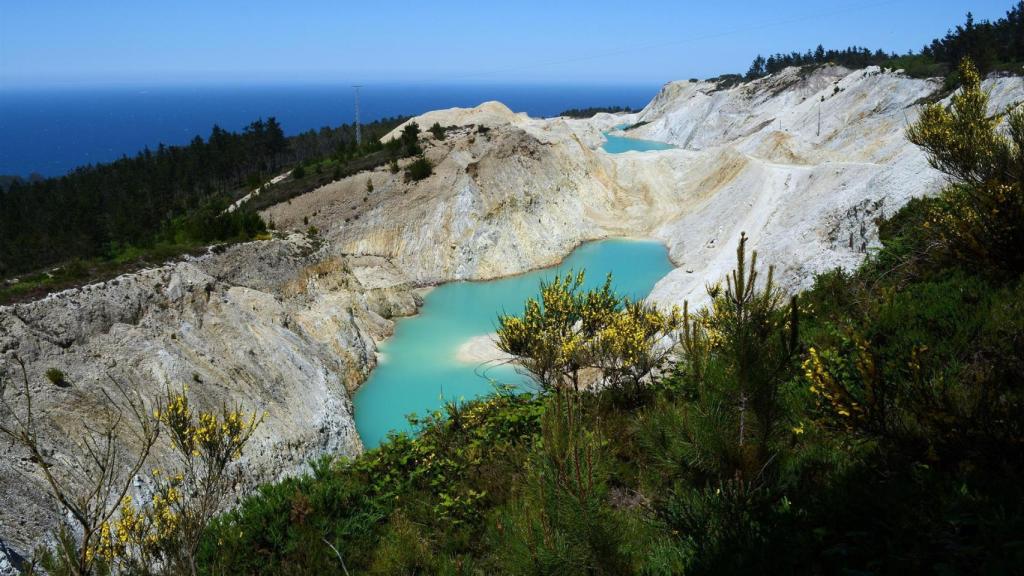 Balsas mineras en la zona de explotación de áridos en Monte Neme, entre Carballo y Malpica (A Coruña)