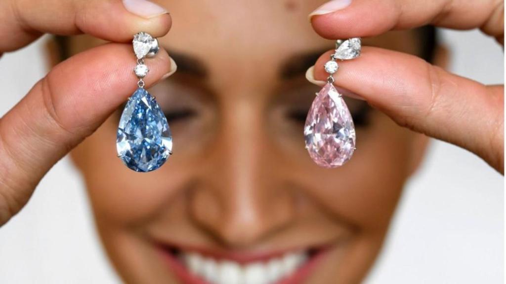 Modelo con los pendientes más caros jamás subastados: Apolo y Artemis.