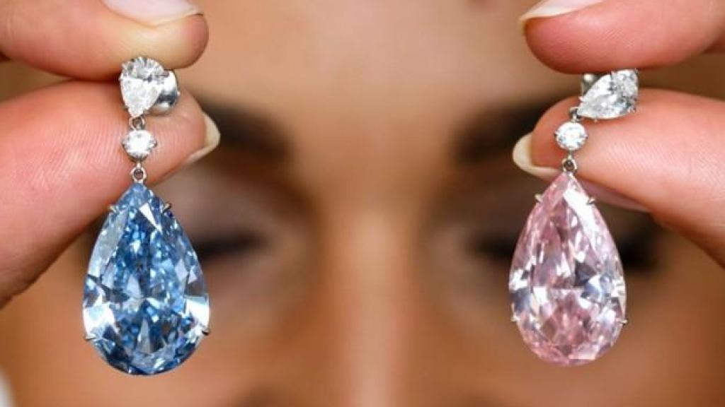 Modelo con los pendientes más caros jamás subastados: Apolo y Artemis.
