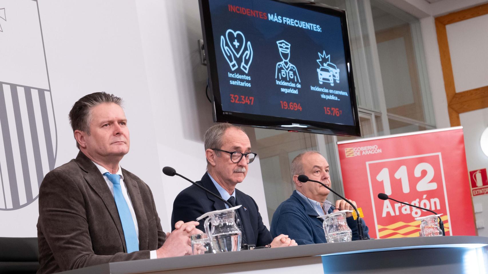 Presentación de la Memoria anual del 112 Aragón Miguel Ángel Clavero, director general en funciones de Interior y Emergencias del Gobierno de Aragón, el jefe de sección de Emergencias, Manuel Goñi, e Ignacio Gramunt, alcalde de Fraga.