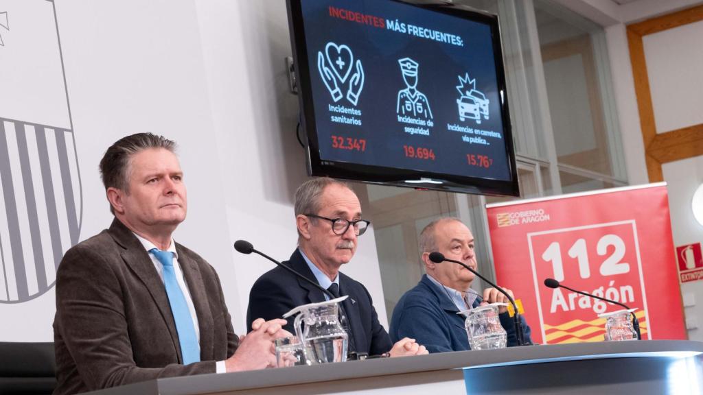 Presentación de la Memoria anual del 112 Aragón Miguel Ángel Clavero, director general en funciones de Interior y Emergencias del Gobierno de Aragón, el jefe de sección de Emergencias, Manuel Goñi, e Ignacio Gramunt, alcalde de Fraga.