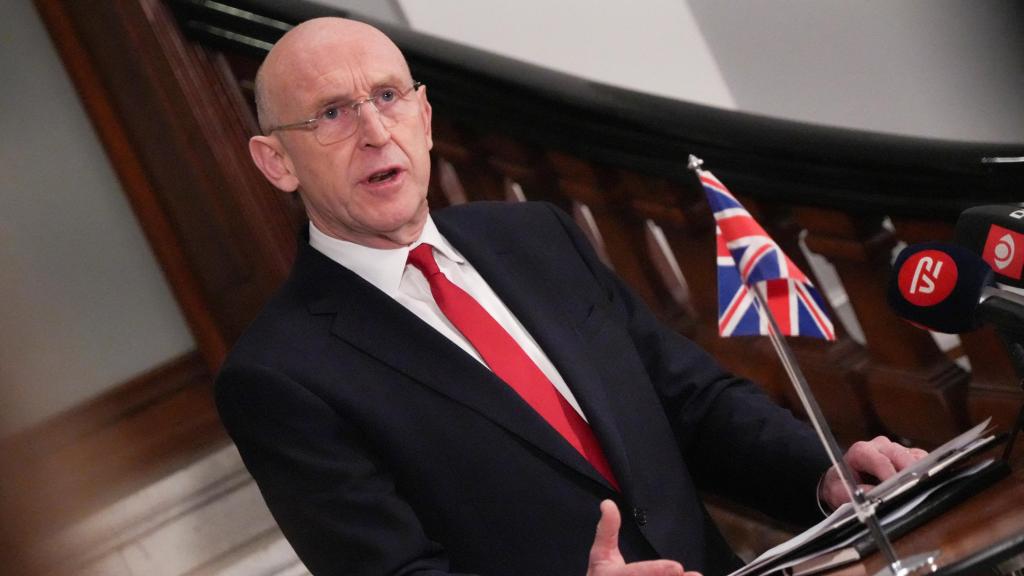 John Healey, ministro de defensa del Reino Unido durante una intervención.