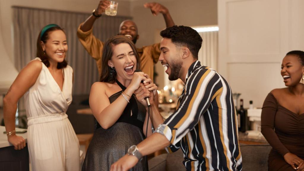 Varios jóvenes celebrando una fiesta.