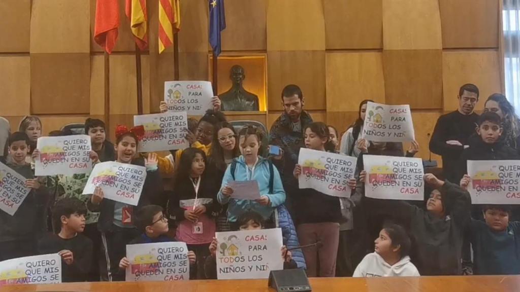 Los compañeros de los 3 menores desahuciados protestan en el Ayuntamiento de Zaragoza.