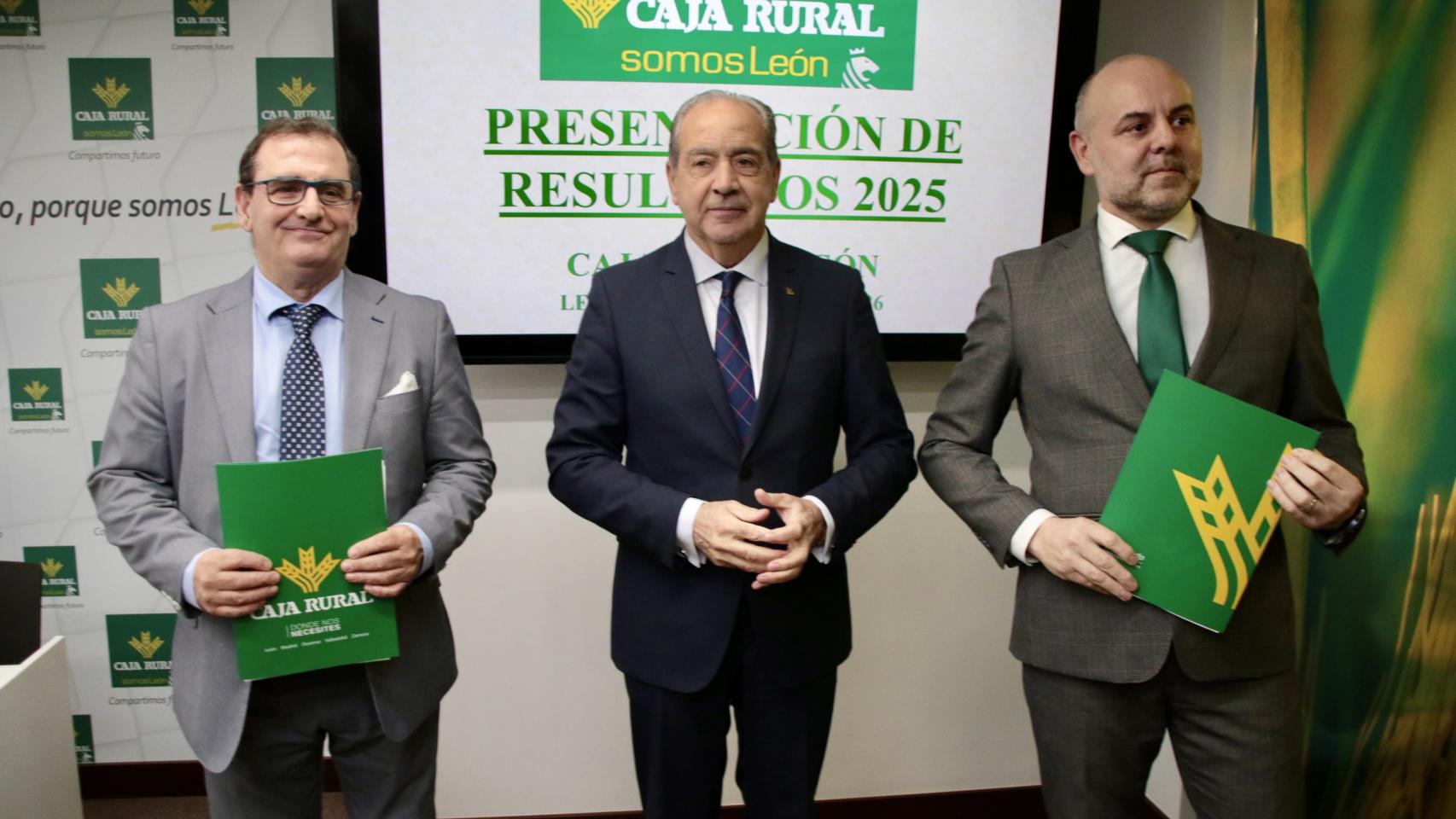El director general de Caja Rural, Cipriano García, presenta el balance y cuenta de resultados del ejercicio 2025 de la entidad, junto al director de Comunicación y Relaciones Institucionales, Narciso Prieto, y el director territorial de Expansión, Alejandro Hidalgo Borbujo