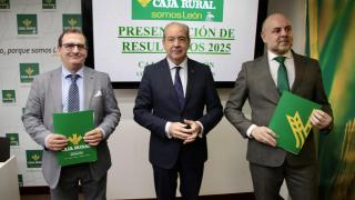 El director general de Caja Rural, Cipriano García, presenta el balance y cuenta de resultados del ejercicio 2025 de la entidad, junto al director de Comunicación y Relaciones Institucionales, Narciso Prieto, y el director territorial de Expansión, Alejandro Hidalgo Borbujo