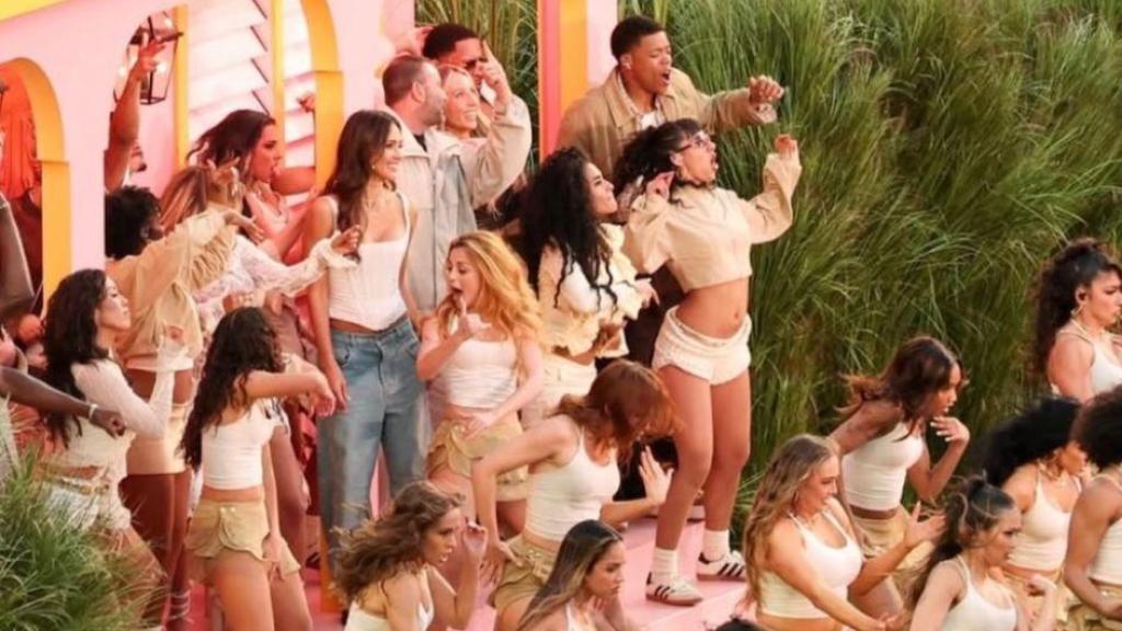 Júlia durante la actuación de Bad Bunny en la Super Bowl.