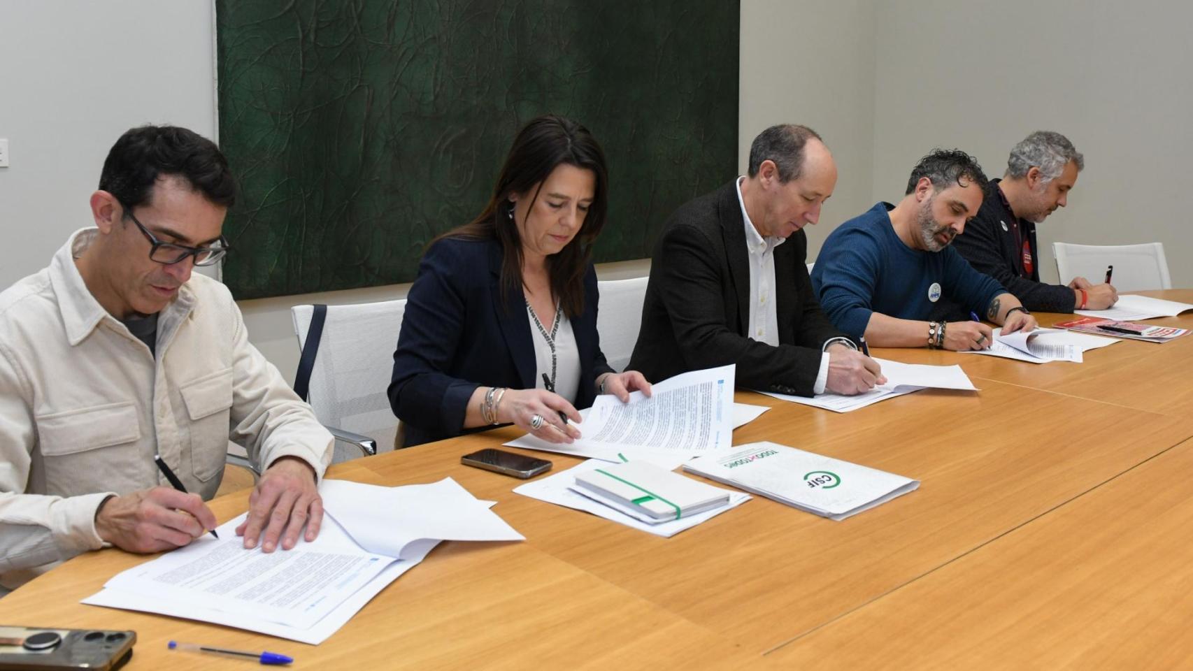 Xunta y sindicatos de Educación firman suprimir el deber de interinos y sustitutos de presentarse a las oposiciones