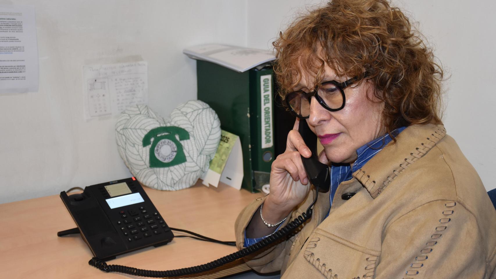 La presidenta, Asunción González Zorita atiende una llamada