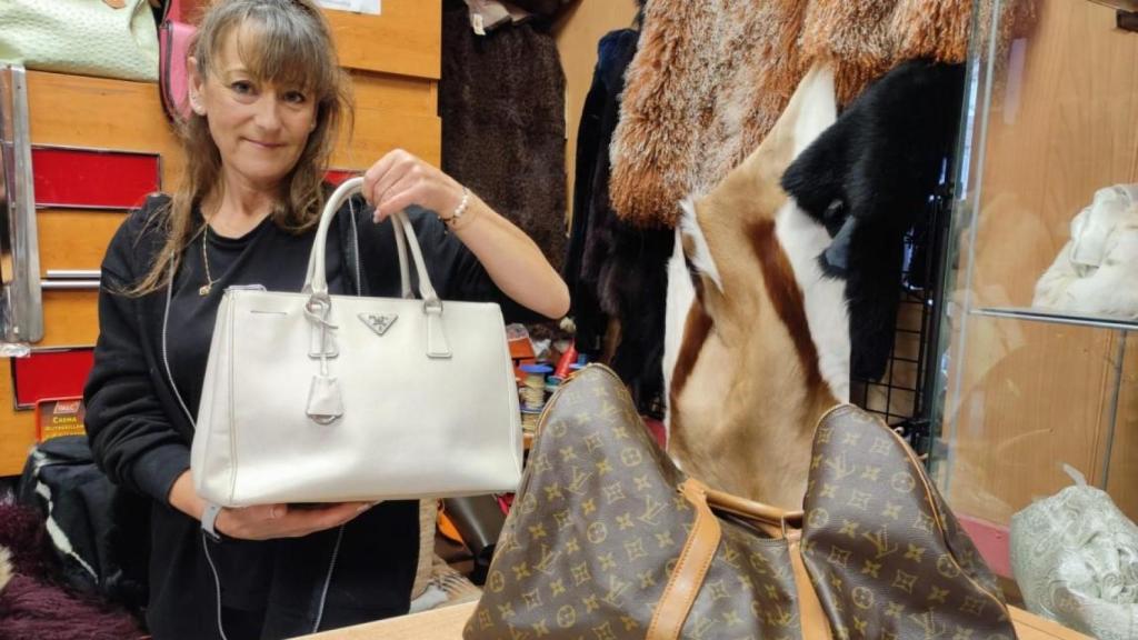 Azucena Torreiro muestra dos bolsos de marca que ha reparado.