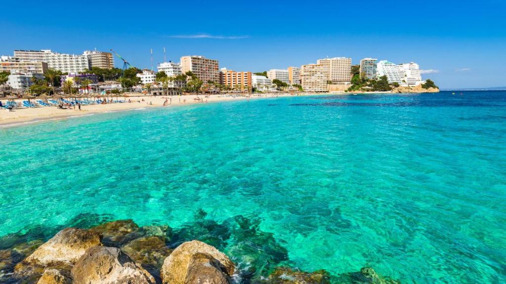 La playa de Magaluf, el destino elegido por los británicos como el más infiel del mundo.