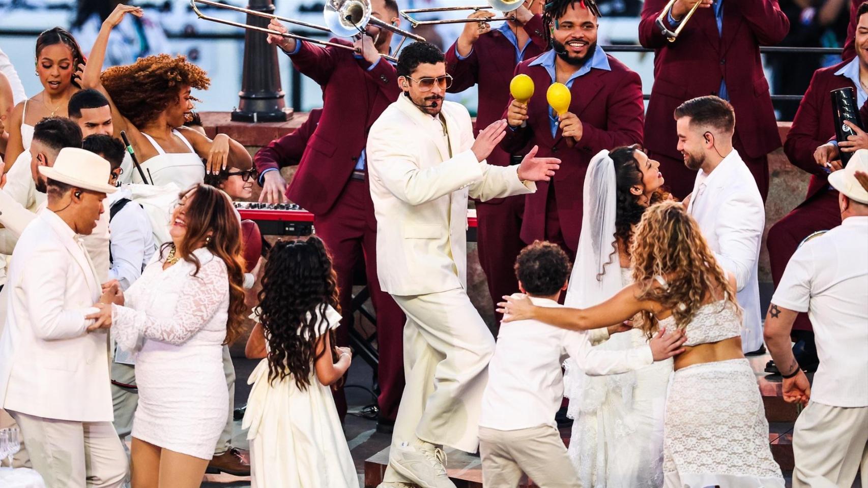 Bad Bunny durante su actuación en la Super Bowl.