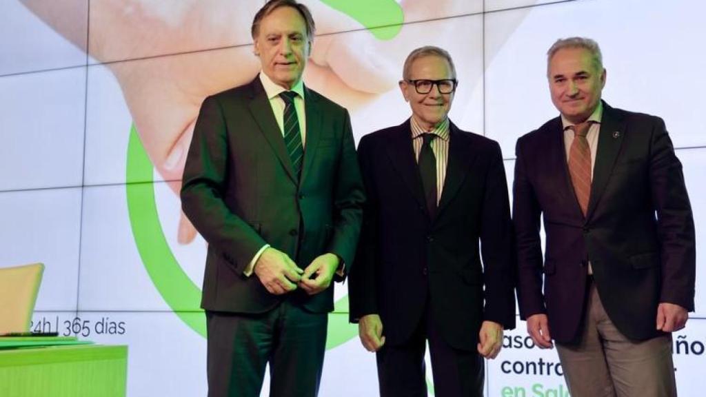 El alcalde de Salamanca, Carlos García Carbayo; el presidente de la Asociación Española contra el Cáncer, Ramón Reyes; y el presidente de la Asociación Español Contra el Cáncer de Salamanca, Ángel Losada, presentan el proyecto del Espacio Abierto de Salamanca.