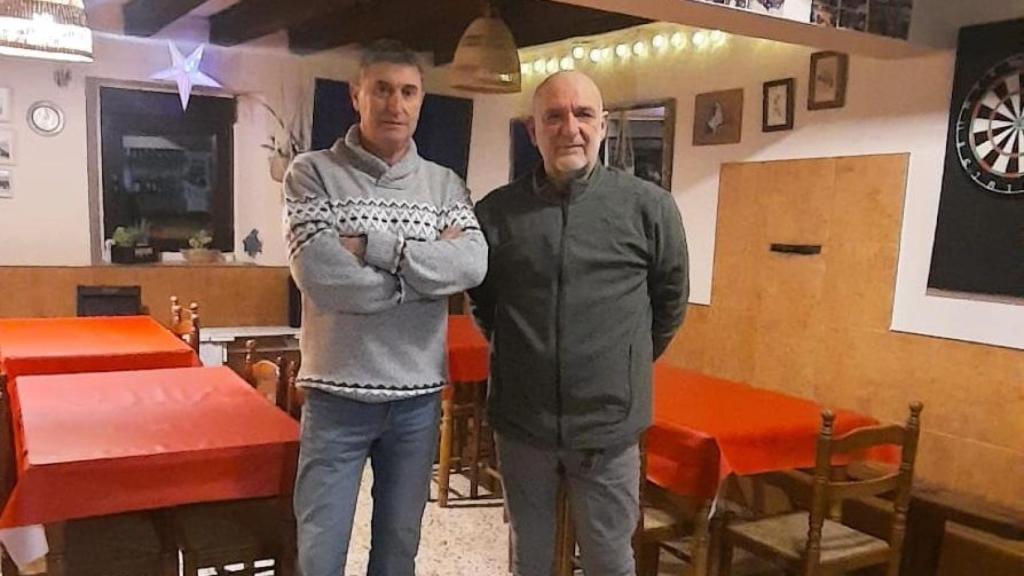 El alcalde pedáneo de Quintanilla de las Viñas, Moisés Alegre (izq), y el encargado de la cantina, David Muñoz (drch)