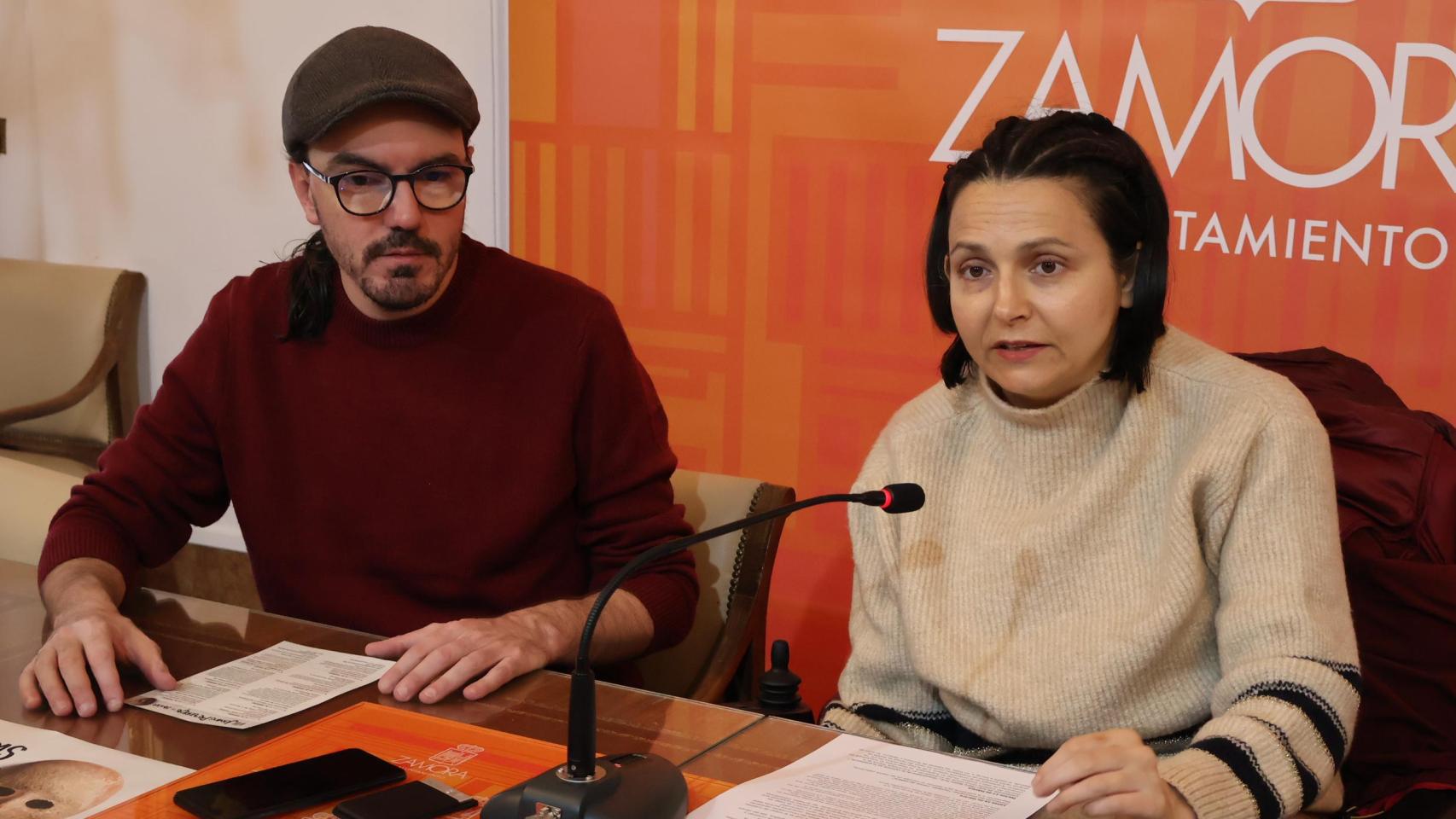 La presentación de las jornadas ha corrido a cargo de la concejala de Cultura, María Eugenia Cabezas y el organizador de las mismas, Paco González