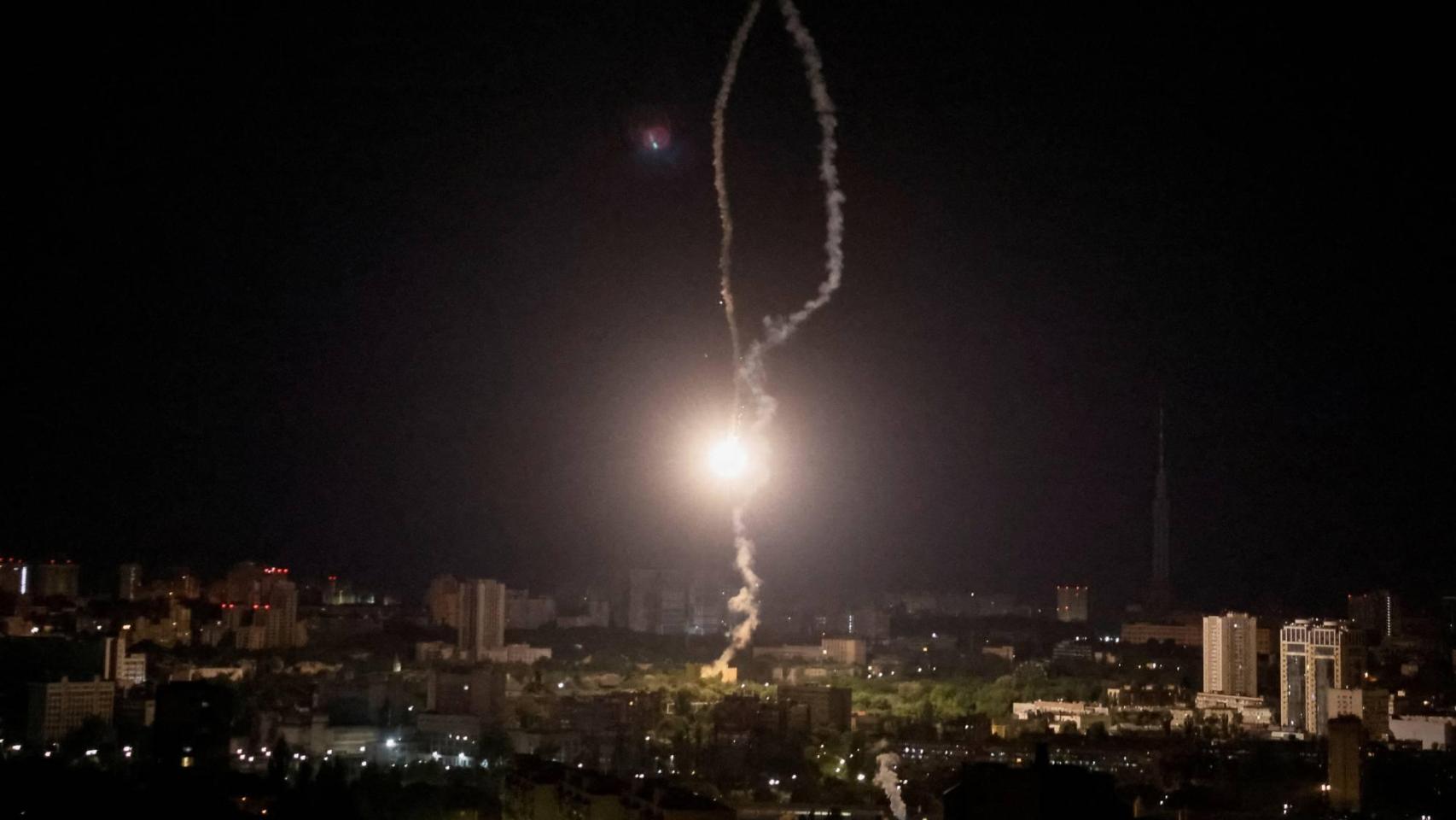Imagen de archivo de la explosión de un misil ruso interceptado en el cielo de Kiev durante un ataque.