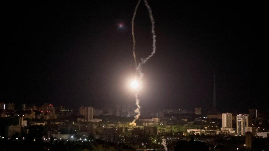 Imagen de archivo de la explosión de un misil ruso interceptado en el cielo de Kiev durante un ataque.