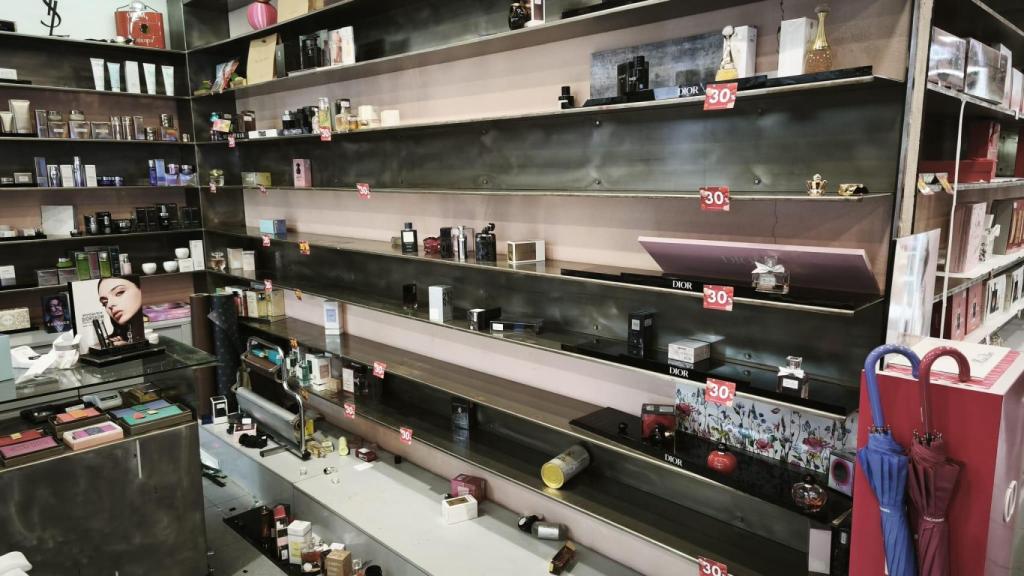 Situación en la que ha quedado la estantería donde se encontraban los perfumes.
