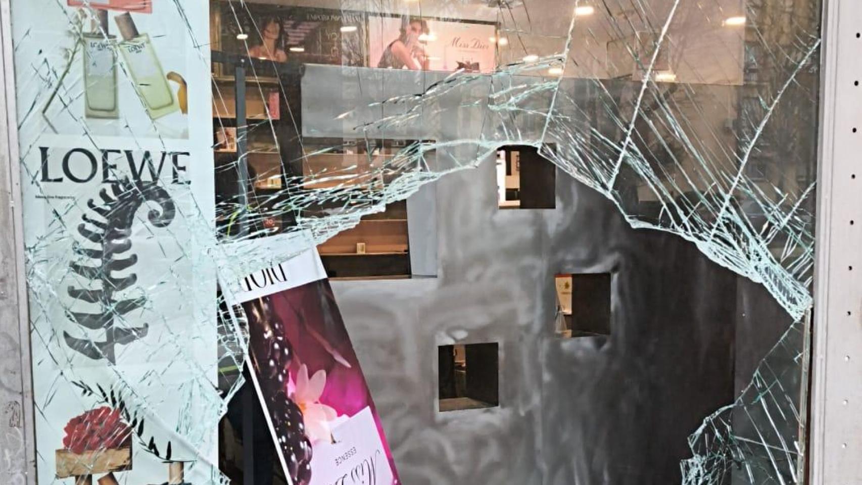 Escaparate de Perfumerías Alderete tras el robo por alunizaje.