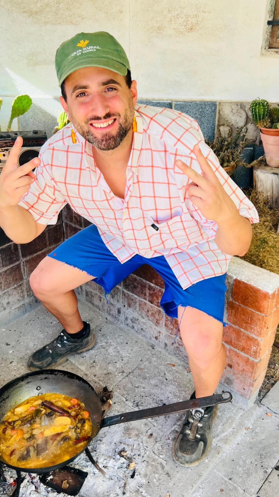 Rubén posando con una de sus recetas.