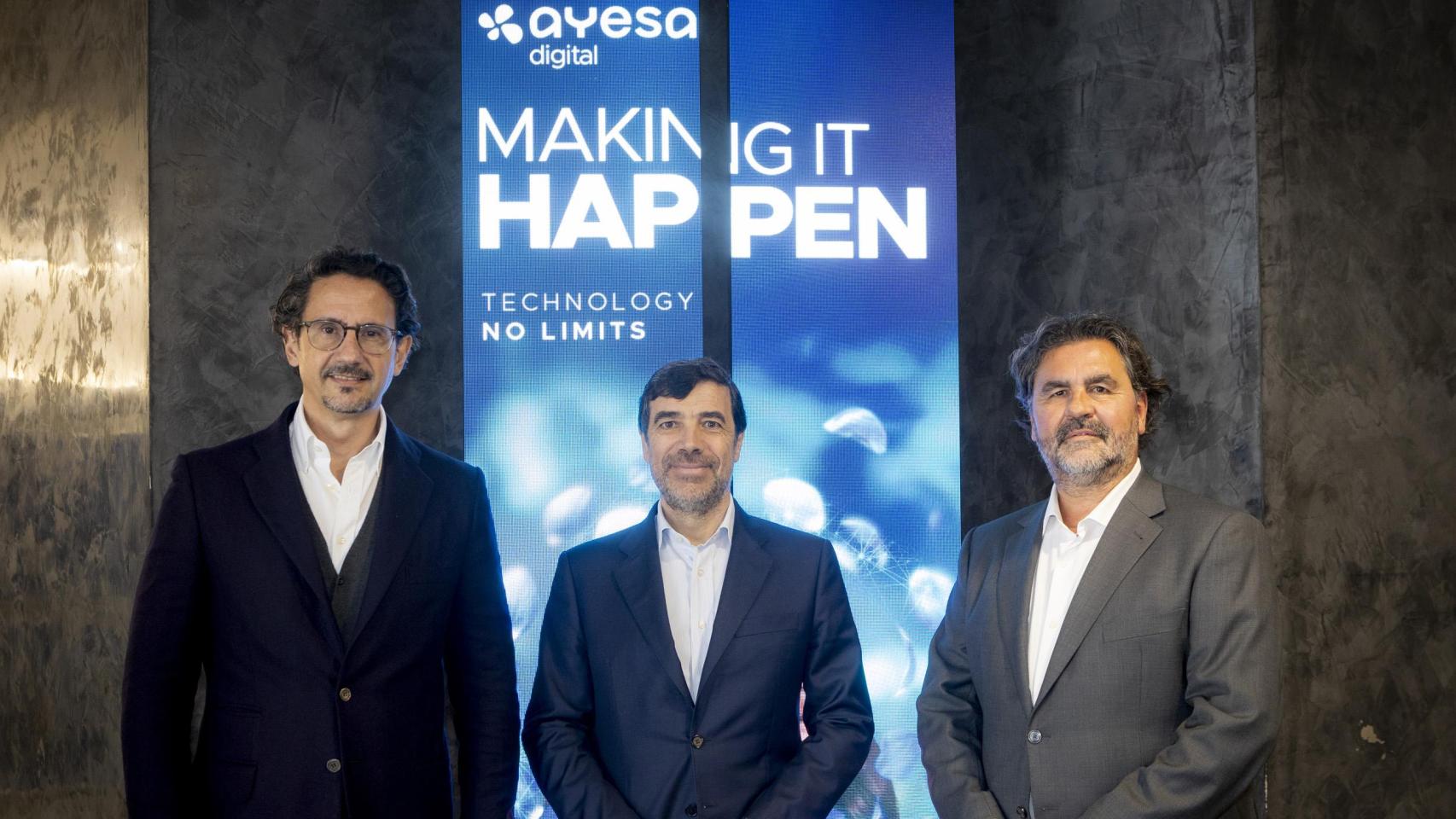 De izquierda a derecha, José Luis Manzanares, Antón Arriola y Manu Baraza, esta mañana en Sevilla.