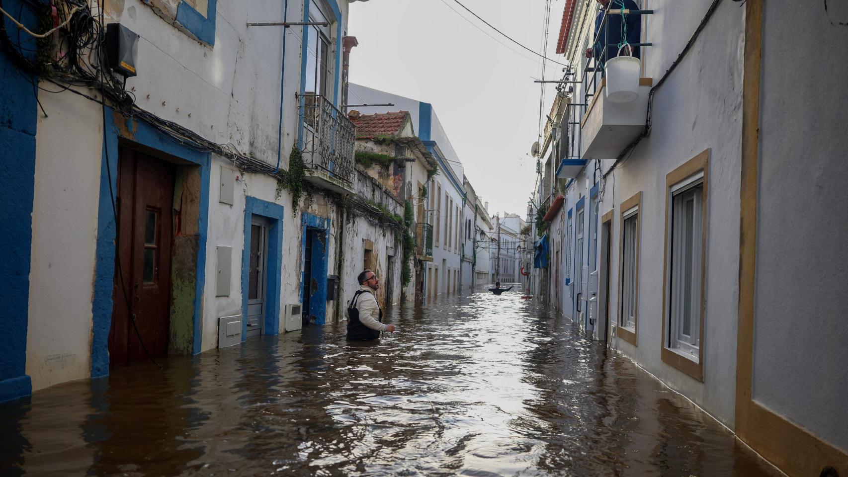 Un voluntario en una zona inundada en la ciudad portuguesa de Alcacer do Sal, perteneciente al distrito de Setúbal.