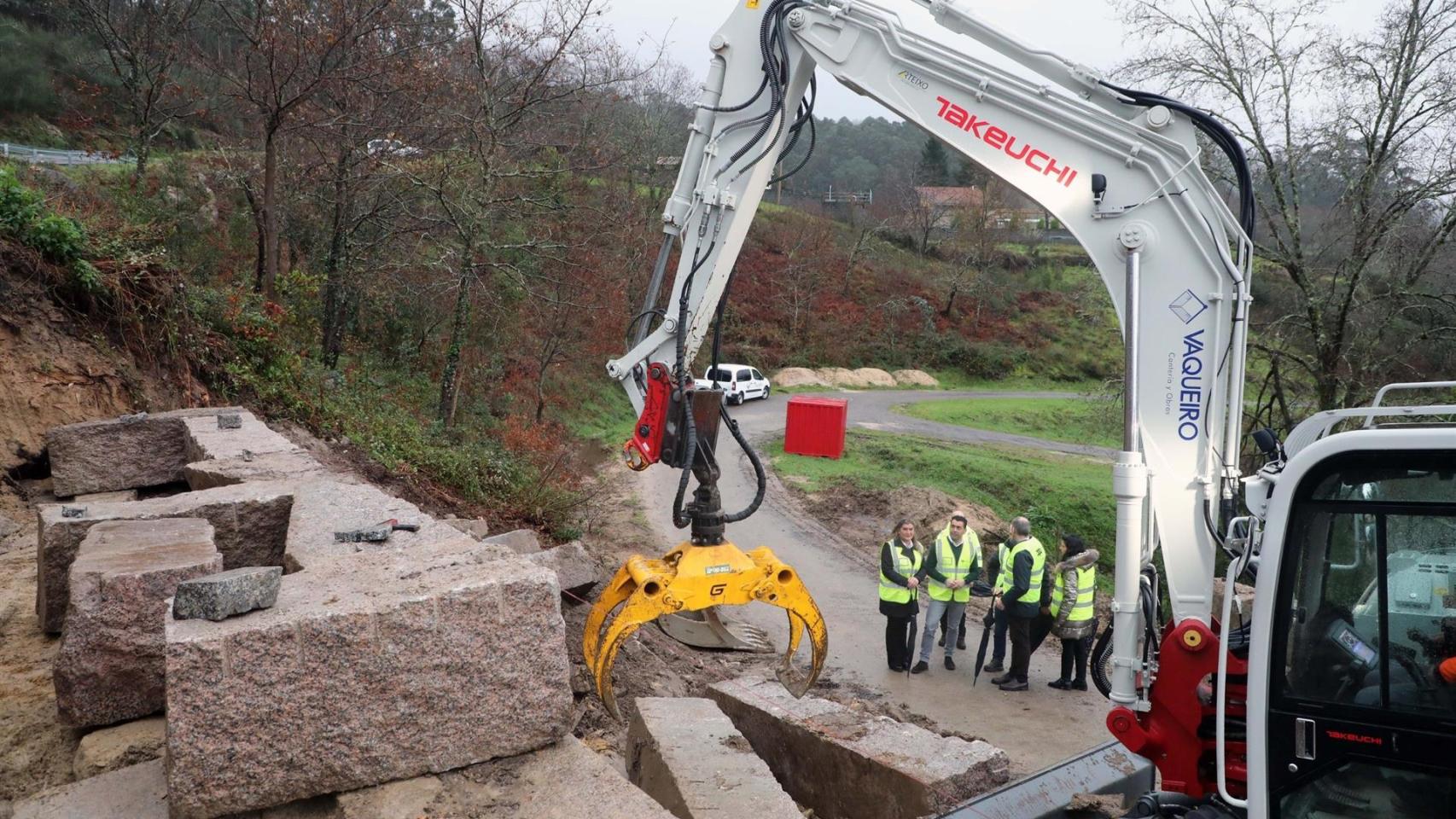 El presidente de la Diputación de Pontevedra, Luis López, visita la zona de un desprendimiento en una carretera de Gondomar.