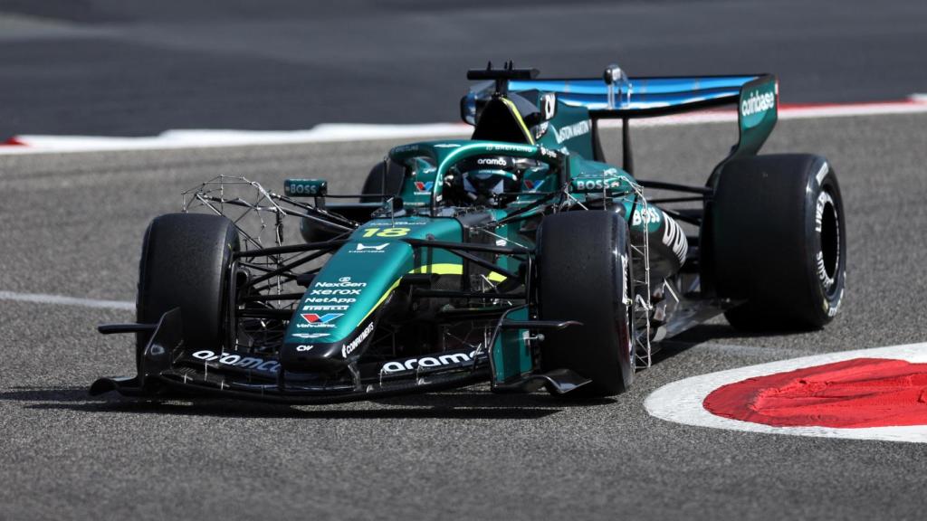 Lance Stroll rueda con el AMR26 en la primera sesión matinal de los test de Baréin.