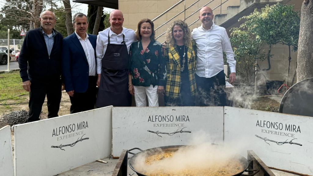 La foto de familia de la presentación en Alicante de las jornadas Alfonso Mira.
