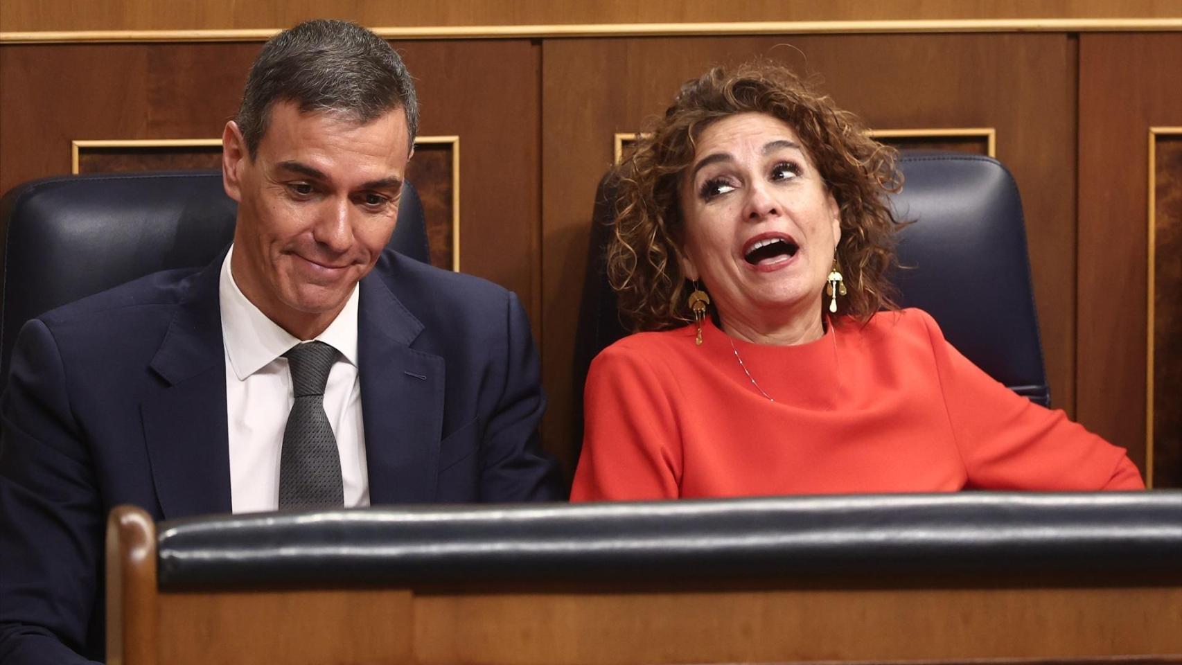 María Jesús Montero celebra la réplica de Pedro Sánchez en la sesión de control al Gobierno de este miércoles.