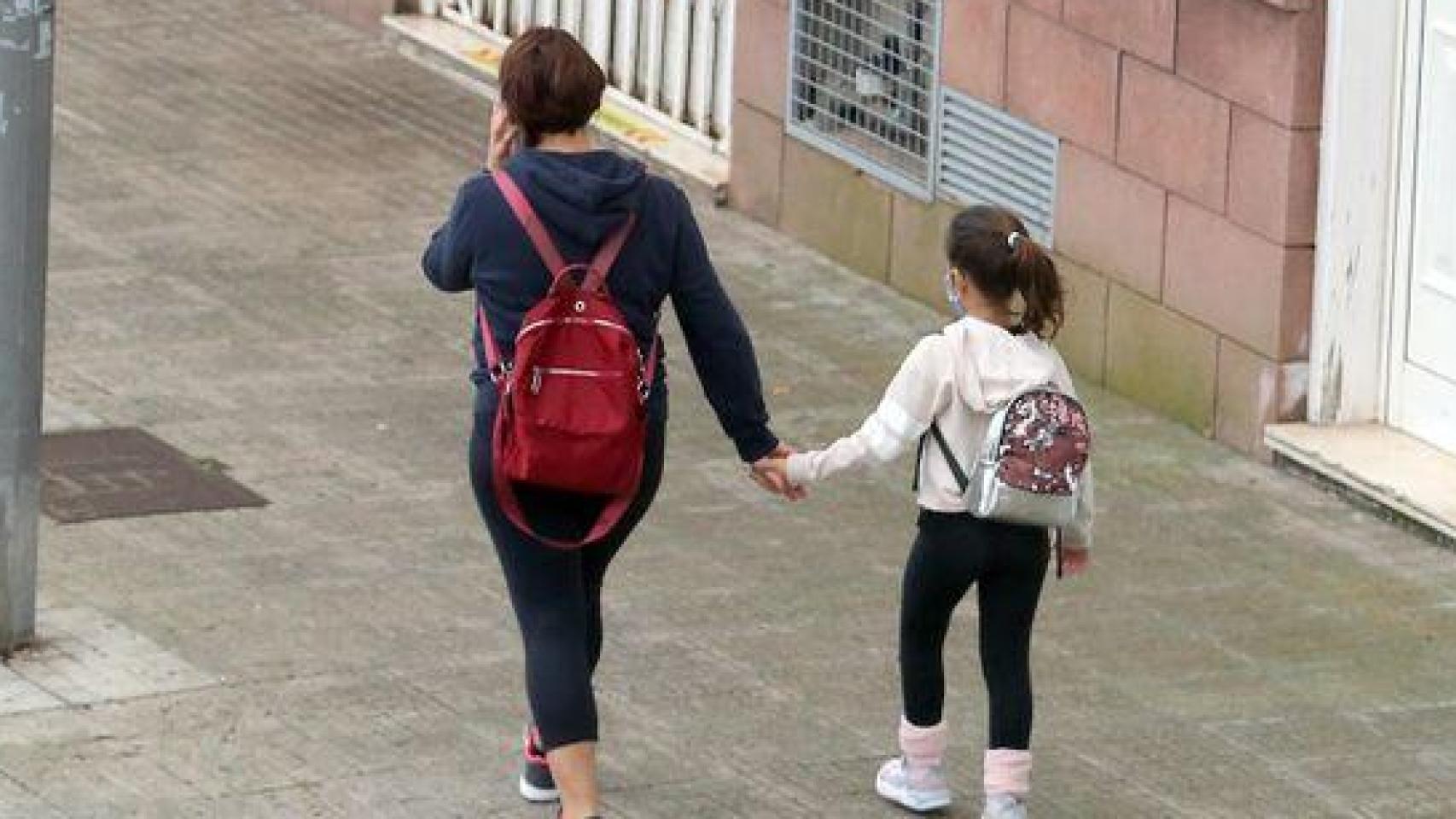 Imagen de archivo de una madre junto a su hija.