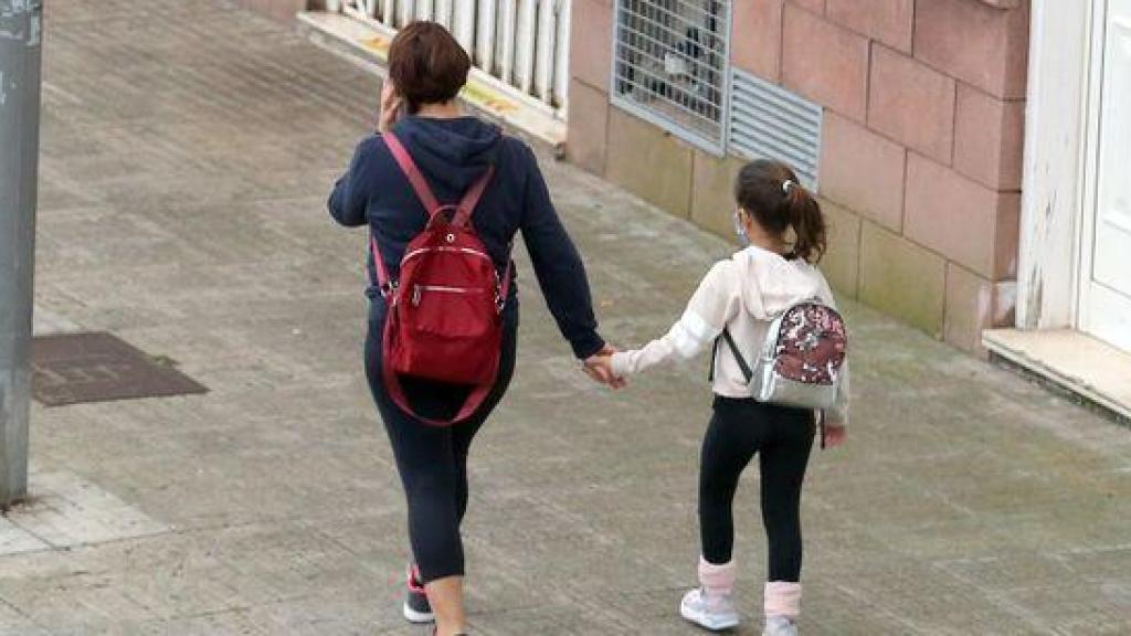 Imagen de archivo de una madre junto a su hija.