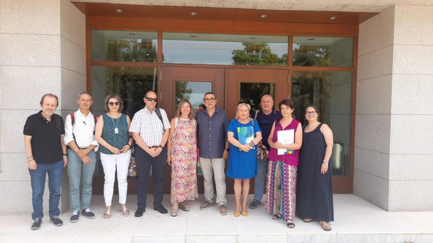 Mesa del Tercer Sector a las puertas de las Cortes de Castilla-La Mancha.