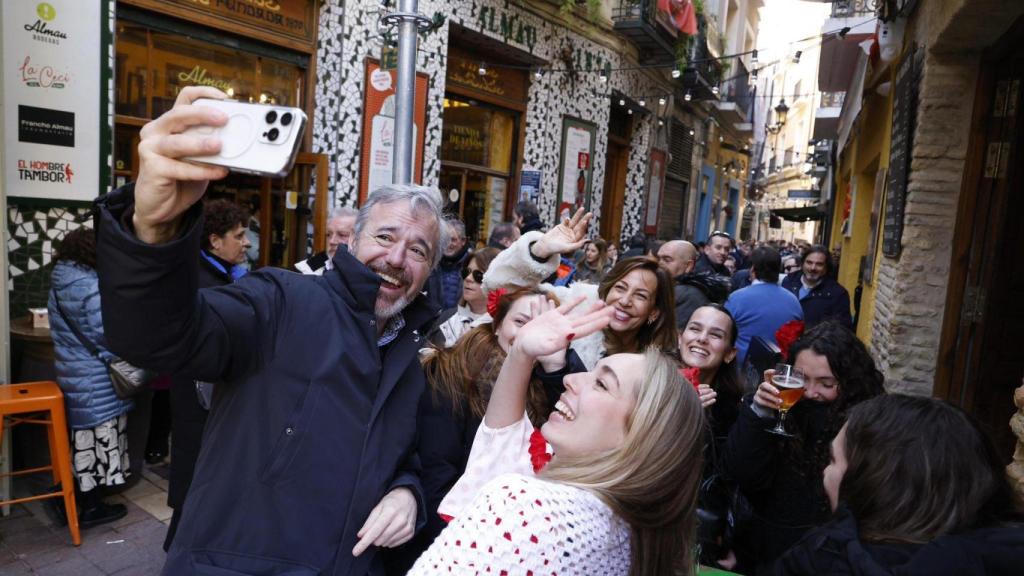 Jorge Azcón, en el Tubo de Zaragoza durante la jornada de reflexión