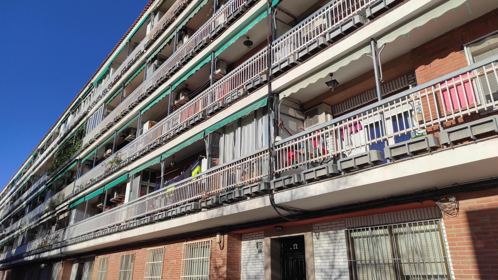 Un edificio con terrazas.