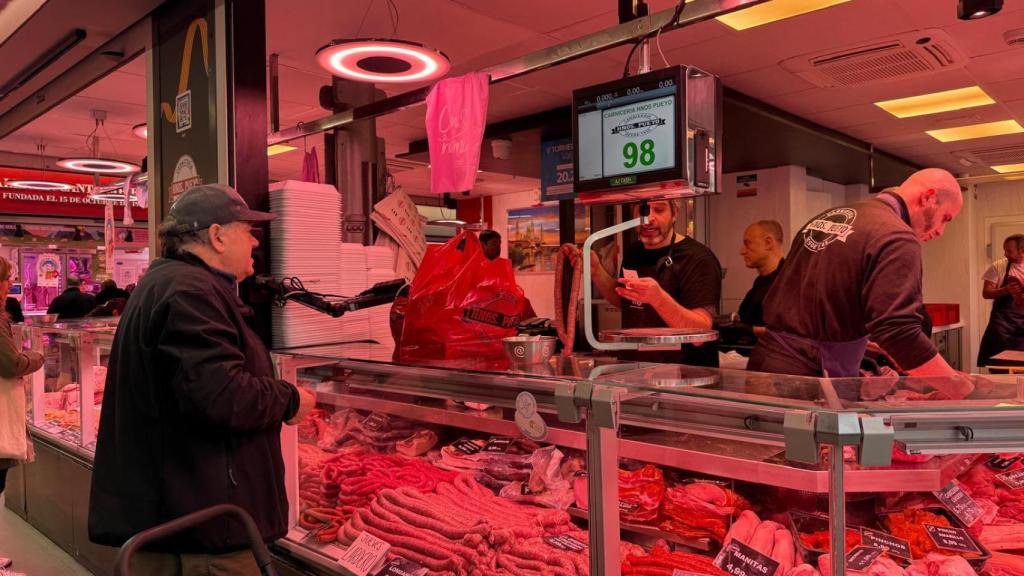 Clientes en la carnicería Hermanos Pueyo.