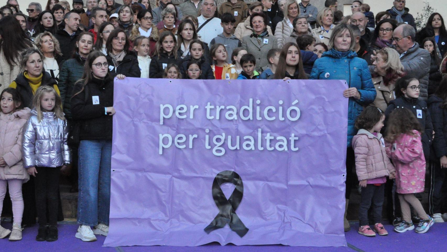 Protesta en Sagunto de un grupo de vecinas que quieren participar en la Semana Santa. EE