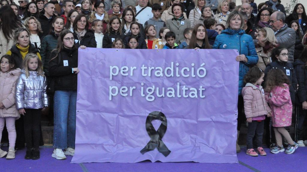 Protesta en Sagunto de un grupo de vecinas que quieren participar en la Semana Santa. EE