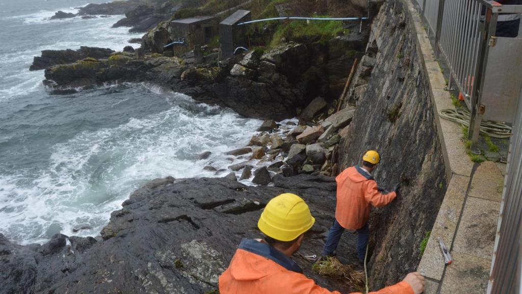Comienzan las obras para reparar el muro derribado por el temporal en Portonovo (Pontevedra)