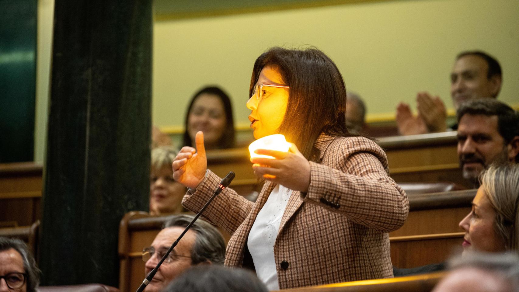 Ana Vázquez enciende una baliza en el Congreso para denunciar el "macro contrato" de la V16, impuesta por la DGT