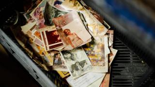 Víctimas de la dana recuperan su tesoro dañado por el lodo: Hemos perdido vidas, pero no la memoria