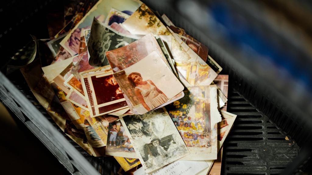 Visita a los laboratorios del proyecto 'Salvem les Fotos' de la Universitat de València. Europa Press / Jorge Gil