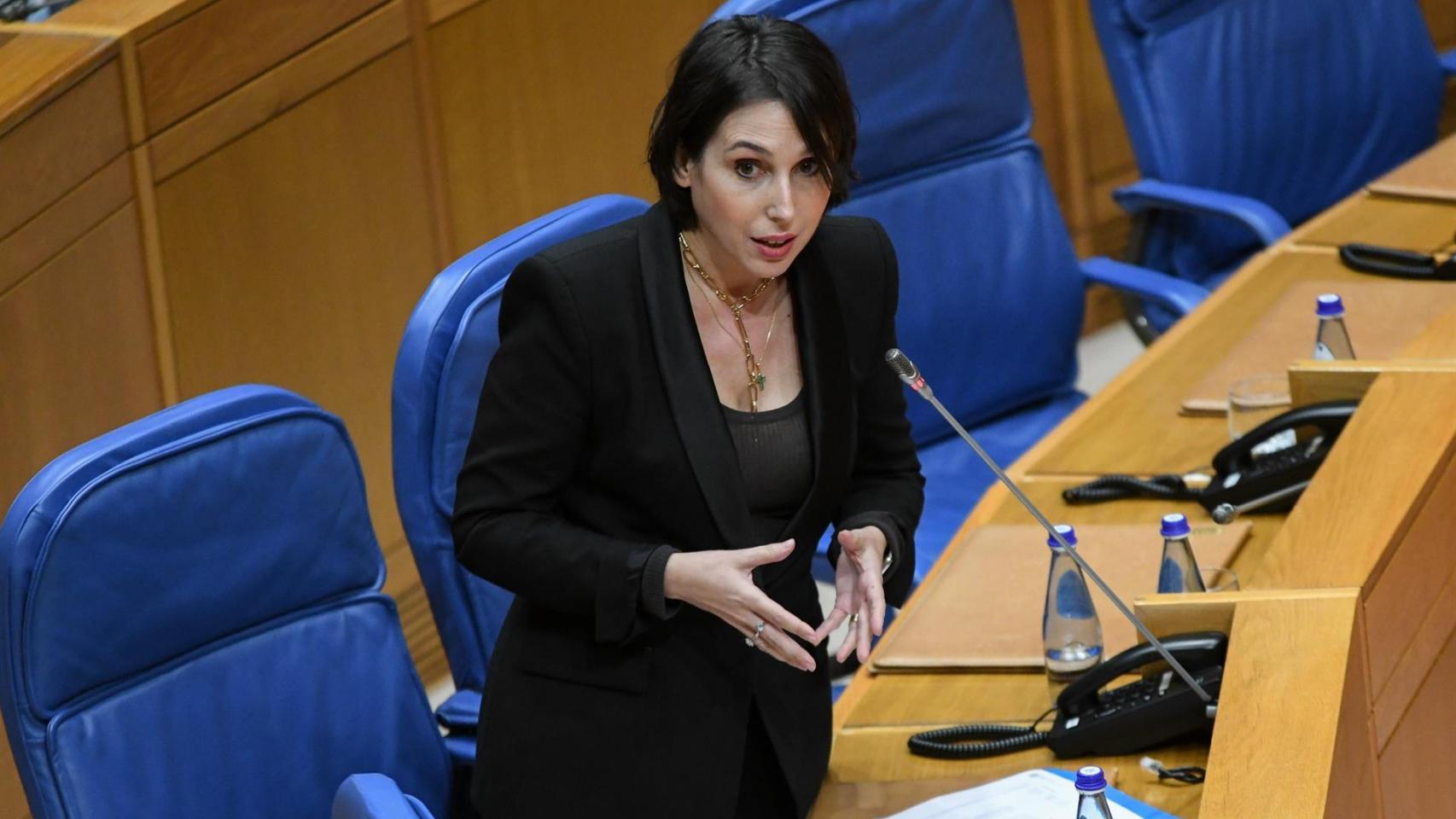 La conselleira de Economía e Industia, María Jesús Lorenzana, comparece durante el pleno del Parlamento de Galicia