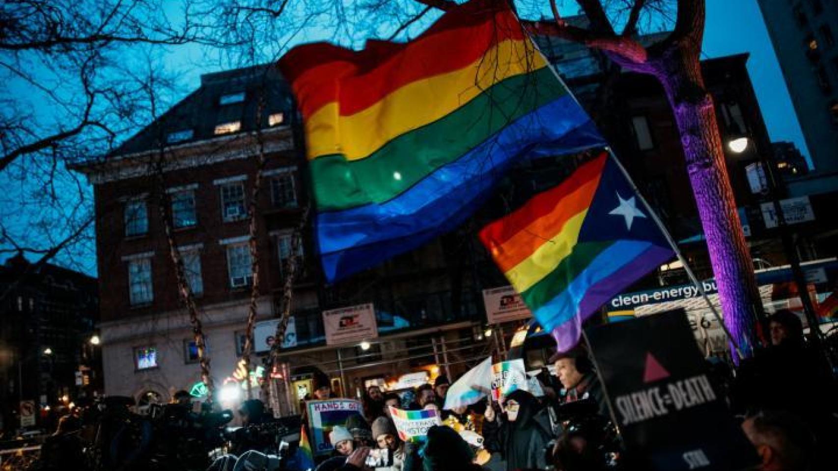 Protesta ante el monumento nacional Stonewall tras la retirada de la bandera arcoíris este martes.