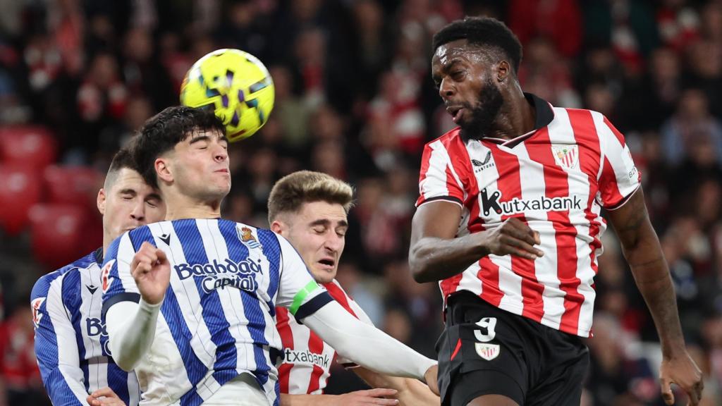 Iñaki Williams remata un balón durante el partido de Liga ante la Real Sociedad.