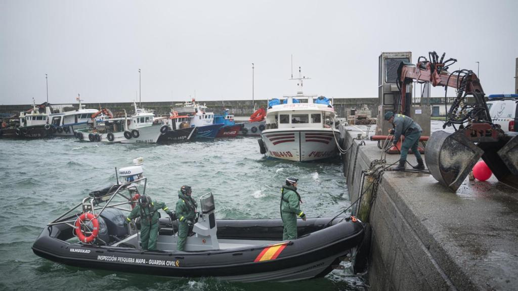 Buzos de la Guardia Civil se preparan para limpiar los residuos tras el hundimiento.
