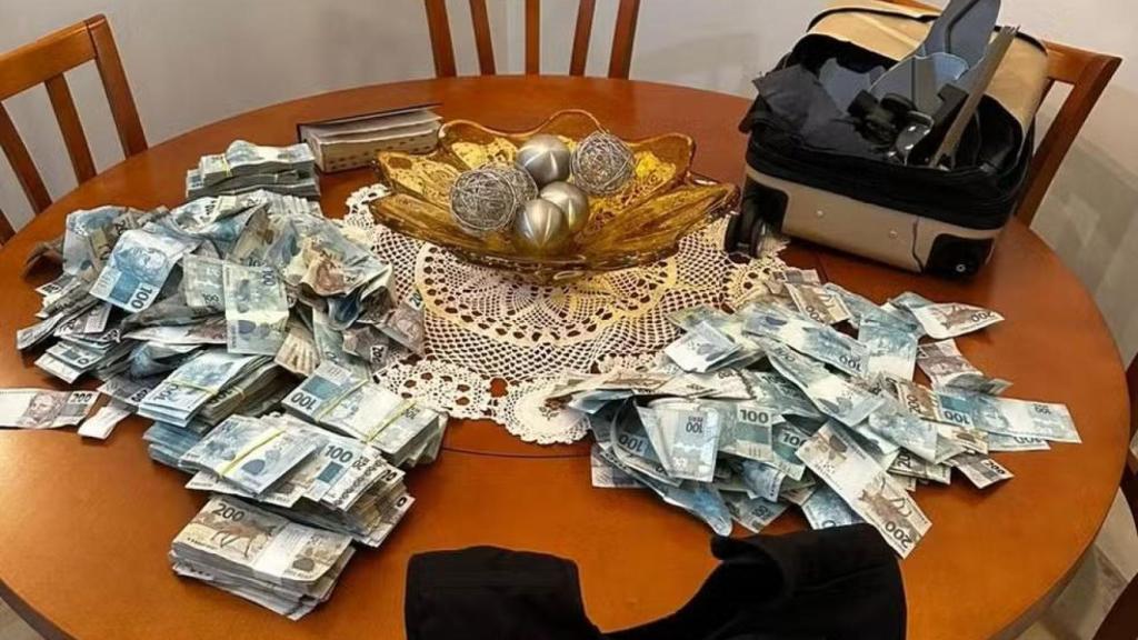 La maleta con los  429.000 reales (70.000 €) lanzada por una ventana.