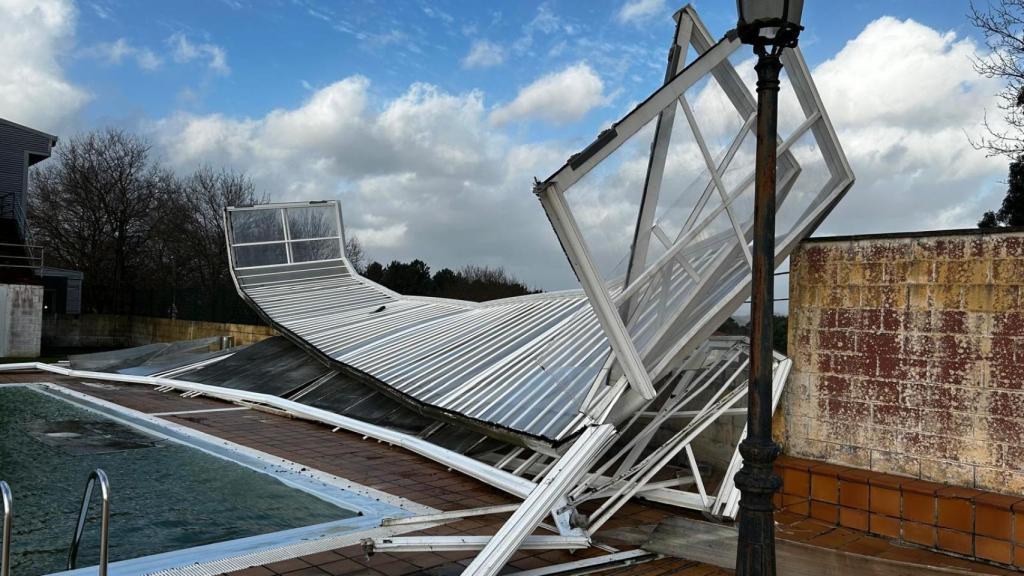 Cubierta de la piscina de Abegondo levantada.